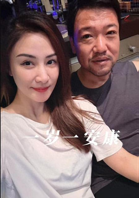 演员贾冰减肥成功瘦到脱相