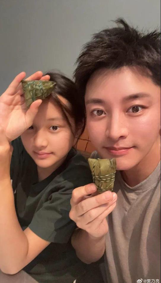 贾乃亮晒与甜馨端午节合照