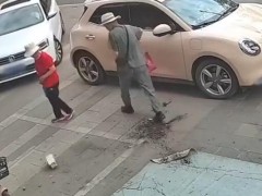 小区天降花盆砸在过路老人脚边 属地映月路社区说了什么？
