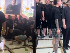 曝杨少华儿子悲伤过度从灵堂被抬出 曹云金在直播间哽咽追忆！