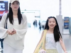 董璇官宣再婚后首现身 母女俩在机场抽盲盒，董璇为到场粉丝分发零食！