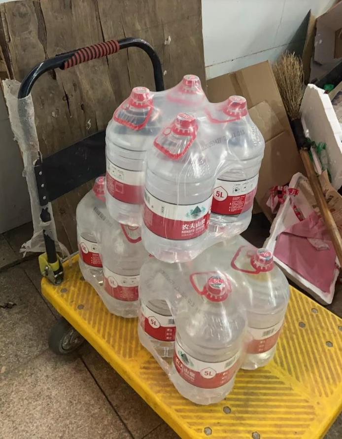 杭州出现臭味自来水 居民抢购瓶装水
