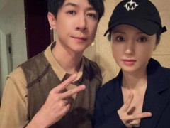 董璇婚宴和佟丽娅合照 董璇米白色礼服裙搭配珍珠耳饰，温婉大气！