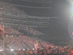 冷笑话！科技大佬演唱会偷情被镜头曝光，二人均为已婚状态!