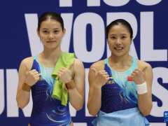 女双10米台组合为中国代表团夺得第一金（图）