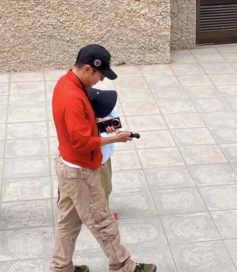 撒贝宁一家游敦煌莫高窟 
