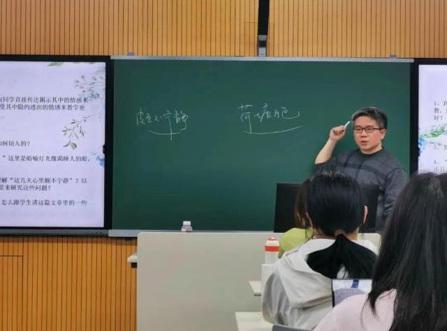 985大学教授沉迷短剧：昏天黑地追