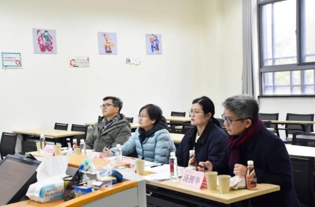985大学教授沉迷短剧：昏天黑地追