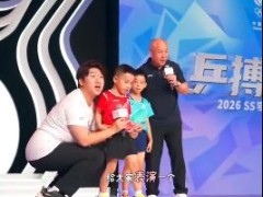 马龙两个儿子在李宁面前翻跟头 李宁连连称赞，马龙在台下骄傲鼓掌！