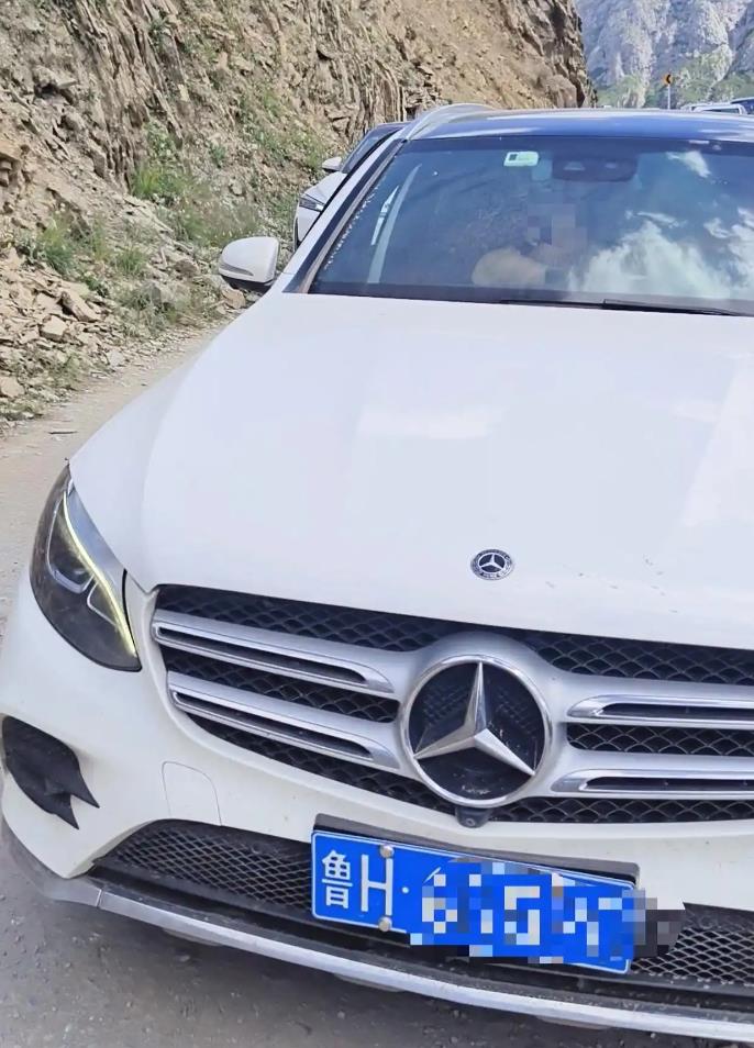 奔驰女司机逆行逼停摩托 一旁是悬崖