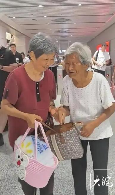 108岁老人高铁站接78岁女儿被疑造假