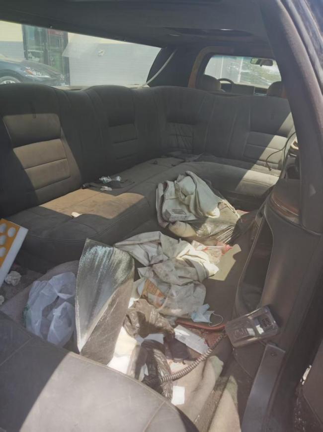 加长林肯&ldquo;僵尸车&rdquo;被弃路边5年多 豪车成街头&ldquo;广告位&rdquo;