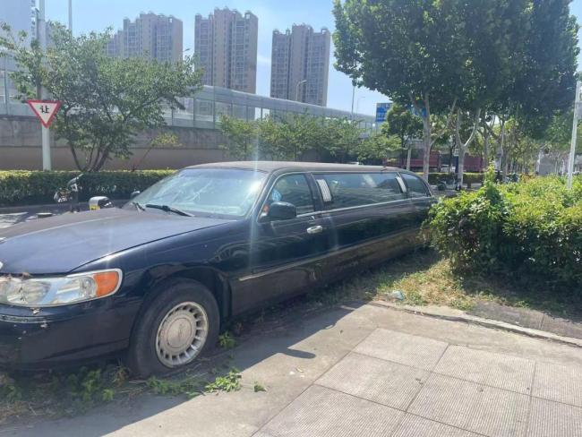 加长林肯&ldquo;僵尸车&rdquo;被弃路边5年多