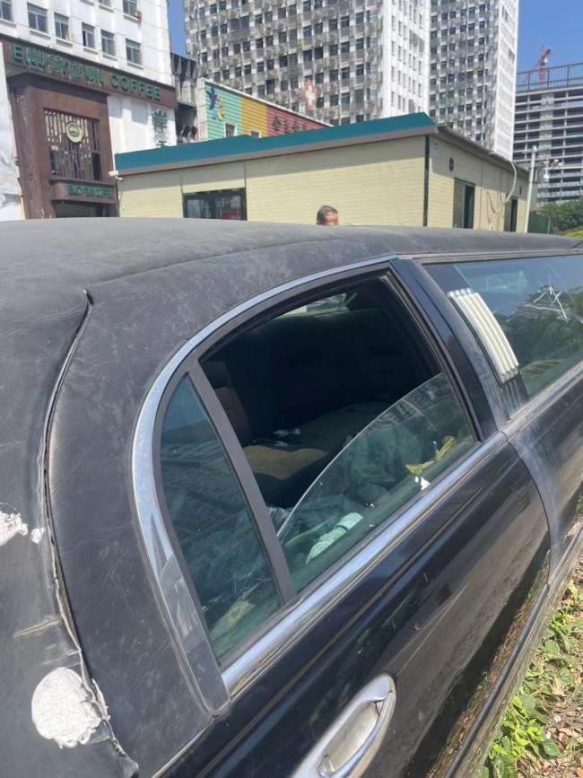 加长林肯&ldquo;僵尸车&rdquo;被弃路边5年多 豪车成街头&ldquo;广告位&rdquo;