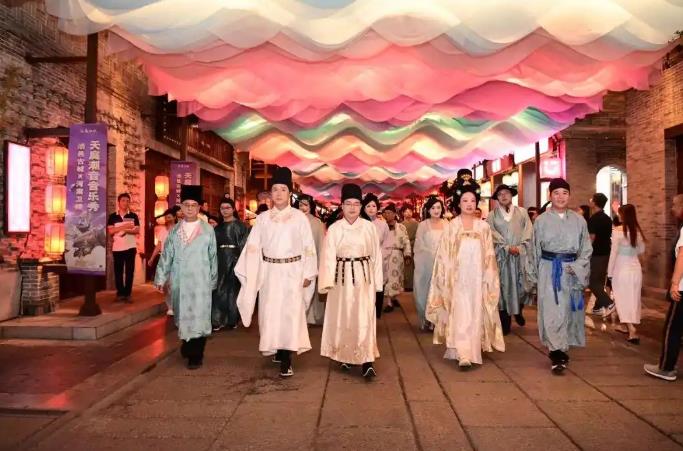 县级领导下班后集体穿汉服