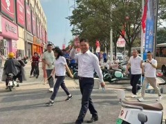刘强东现身宿迁 或携章泽天看苏超 引起网友热议！