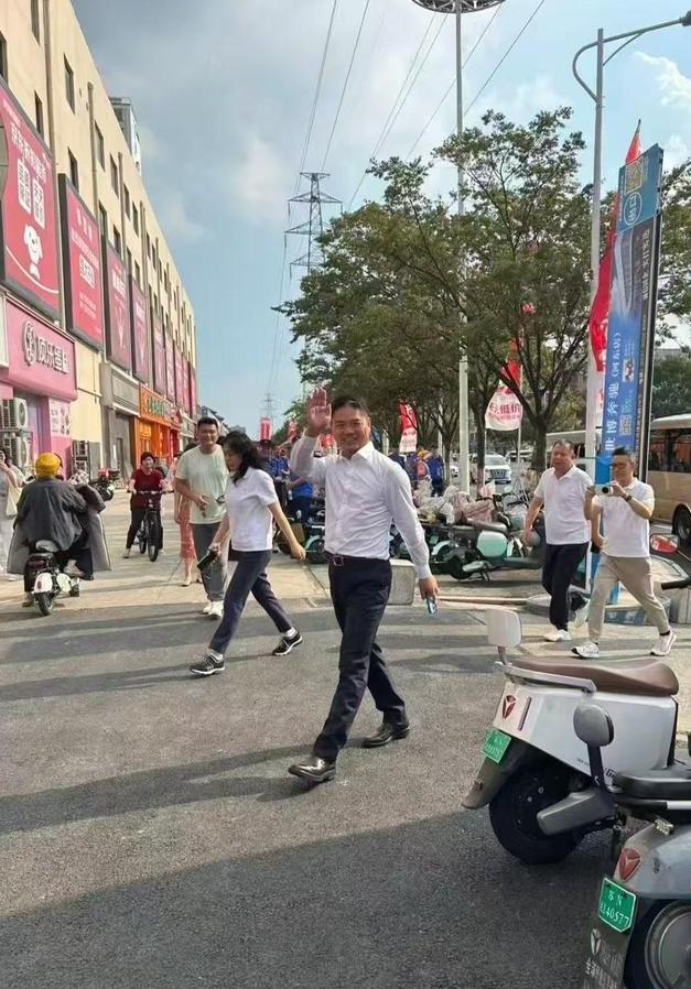 刘强东现身宿迁 或携章泽天看苏超