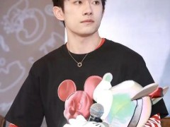 易烊千玺被机场广播催促登机 明星赶飞机迷惑行为大赏！