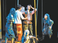 《仲夏夜之梦》70根木棍演绎莎翁经典（图）