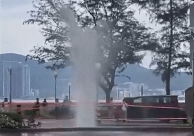 台风逼近香港 疑海水倒灌现3米喷泉