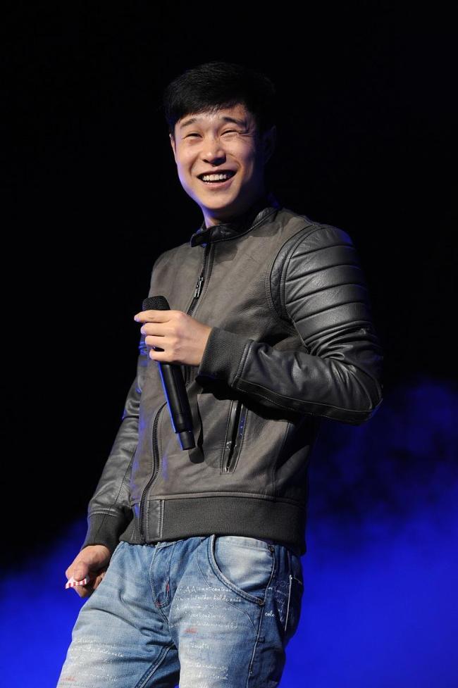 小沈阳回应被抬走
