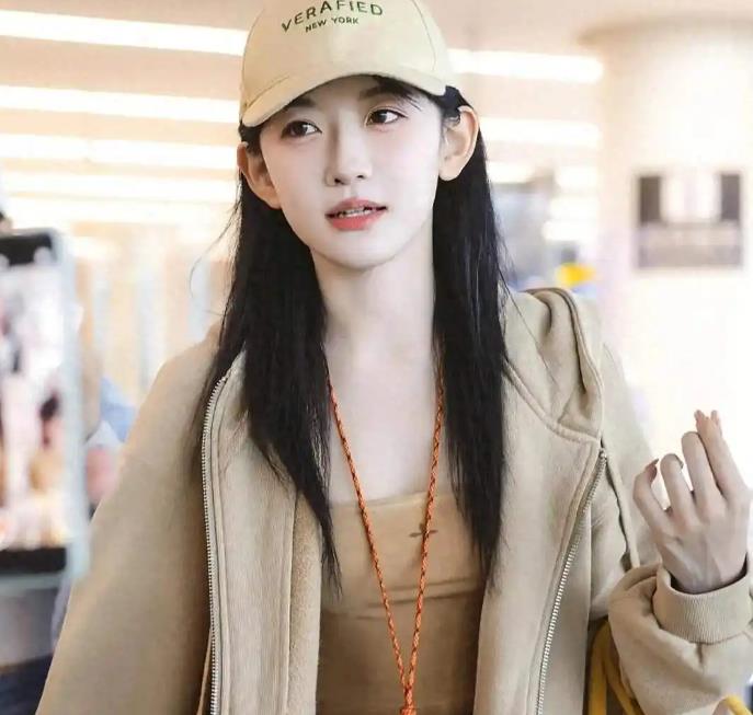 韩雨彤成都机场美拉德穿搭爆火