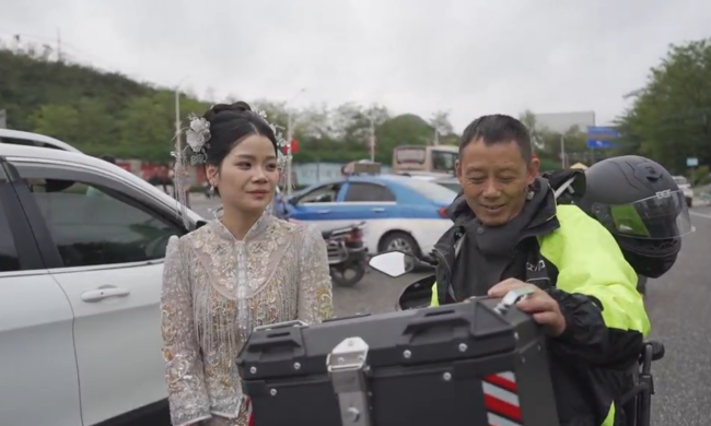 爸爸凌晨骑行300公里送女儿出嫁 感人一幕温暖人心