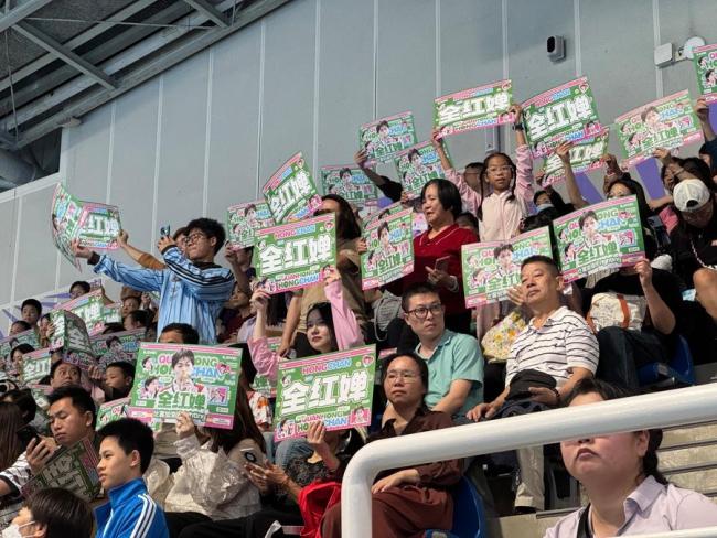 观众为全红婵下起&ldquo;娃娃雨&rdquo; 粉丝热情燃爆全场