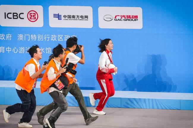 观众为全红婵下起&ldquo;娃娃雨&rdquo; 粉丝热情燃爆全场