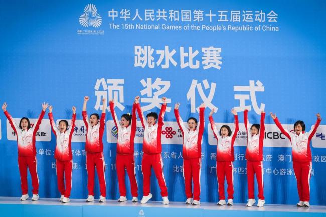 观众为全红婵下起&ldquo;娃娃雨&rdquo; 粉丝热情燃爆全场