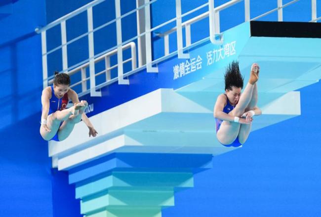 观众为全红婵下起&ldquo;娃娃雨&rdquo; 粉丝热情燃爆全场