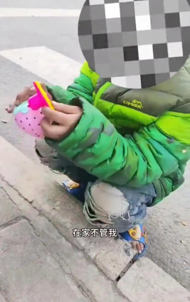 西安7岁女孩寒风中穿凉鞋路边捡吃的