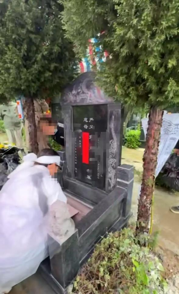 姐弟7万买相邻墓位下葬发现不相邻
