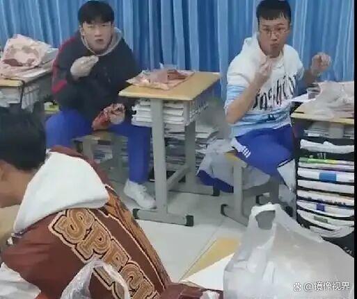 班级考全校第一 历史老师请吃烤鸭 创意激励点燃学习热情