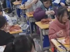 班级考全校第一 历史老师请吃烤鸭 究竟真相是什么？