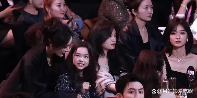 董璇带着小酒窝到处合影 星二代的温暖瞬间