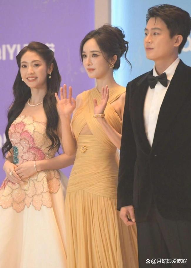 董璇带着小酒窝到处合影 星二代的温暖瞬间