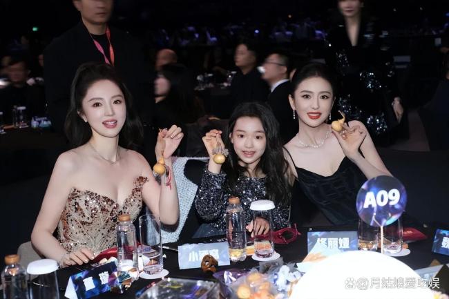 董璇带着小酒窝到处合影