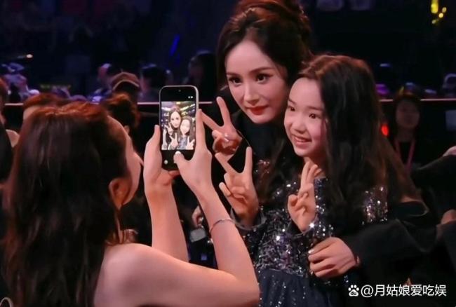 董璇带着小酒窝到处合影 星二代的温暖瞬间