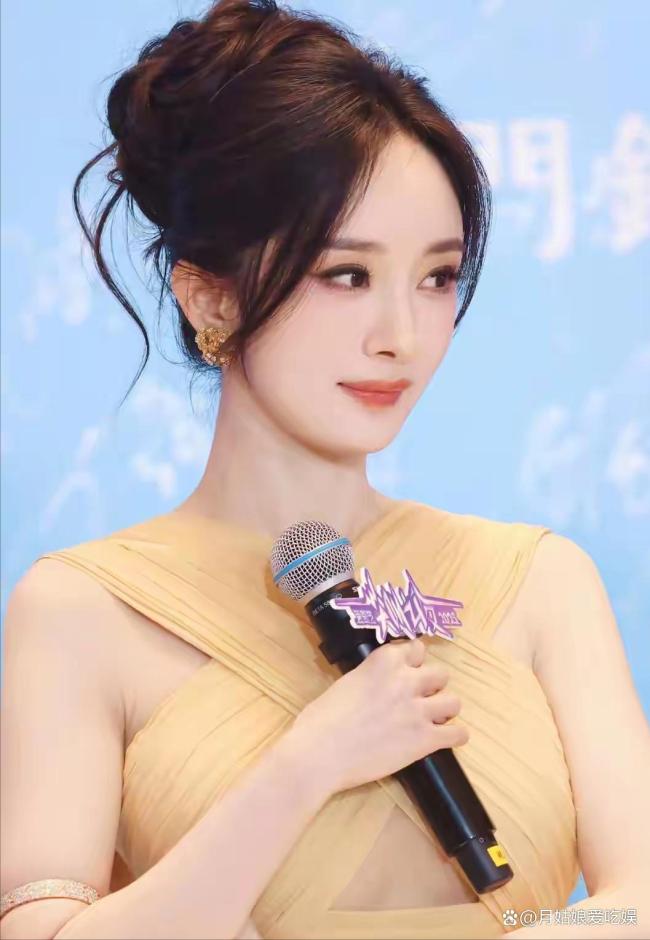 董璇晒小酒窝与白鹿自拍 温馨画面暖人心