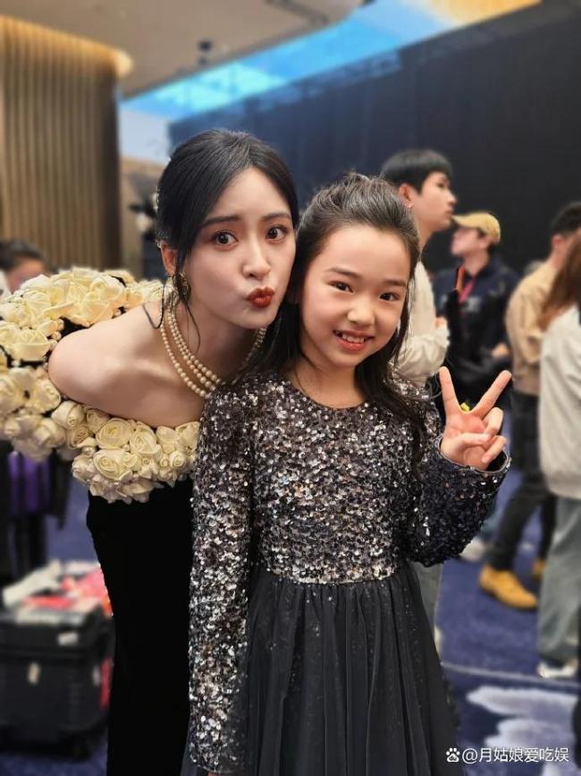 董璇晒小酒窝与白鹿自拍 温馨画面暖人心