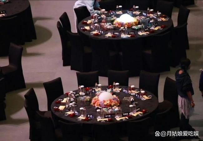 董璇晒小酒窝与白鹿自拍 温馨画面暖人心