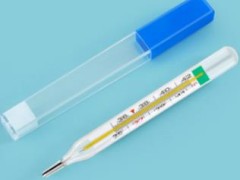 狂甩45次 无汞体温计才降到36°C 这看似环保的替代品,为啥用着这么闹心?