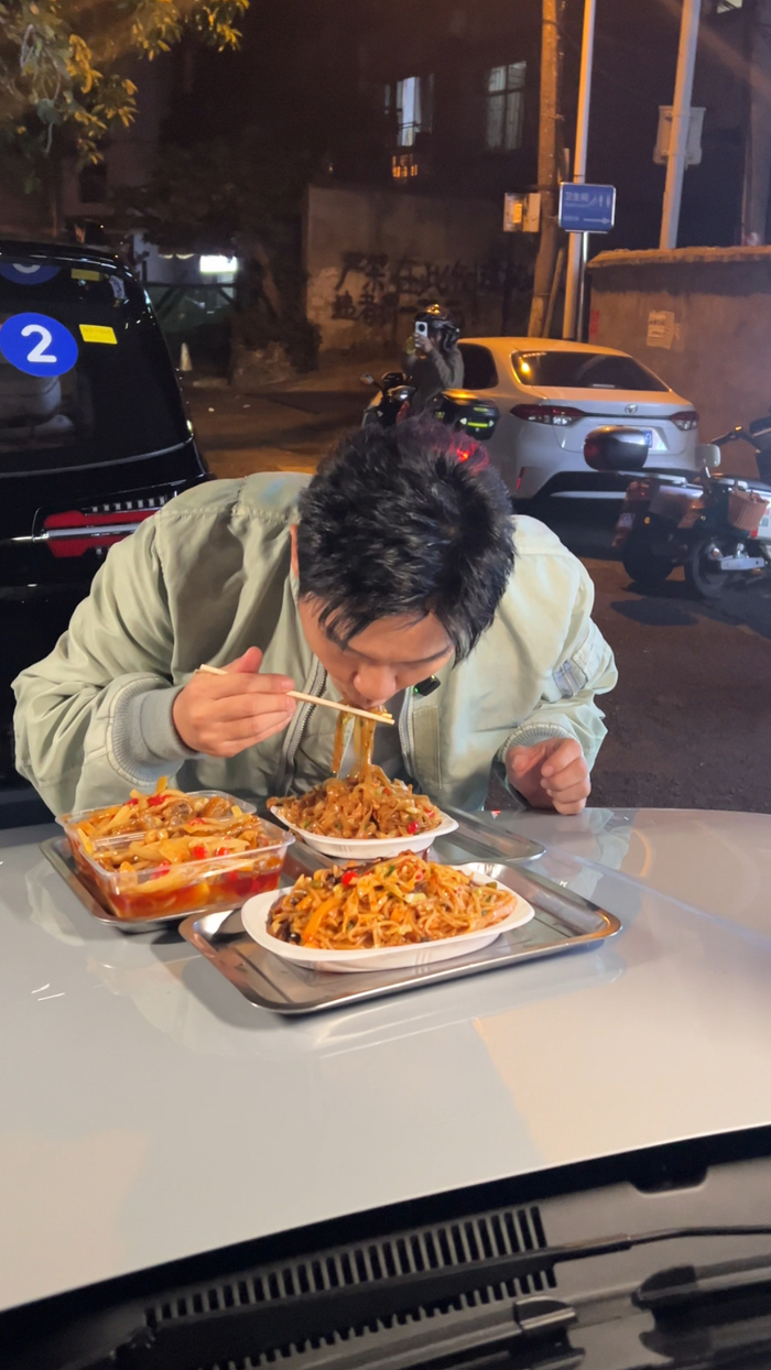 网友吃螺蛳粉偶遇李晨