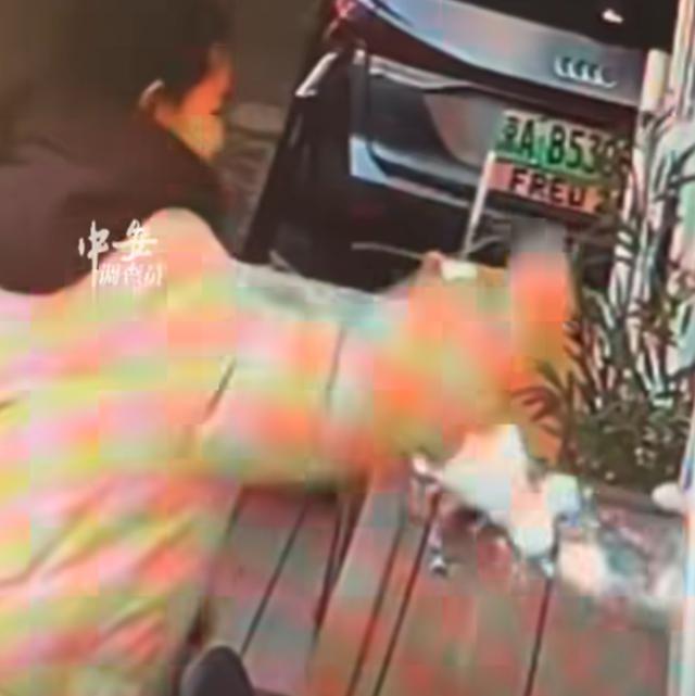 女子在店门口堆了一个雪人