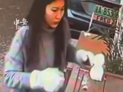 女子在店门口堆了一个雪人 现场画面曝光!