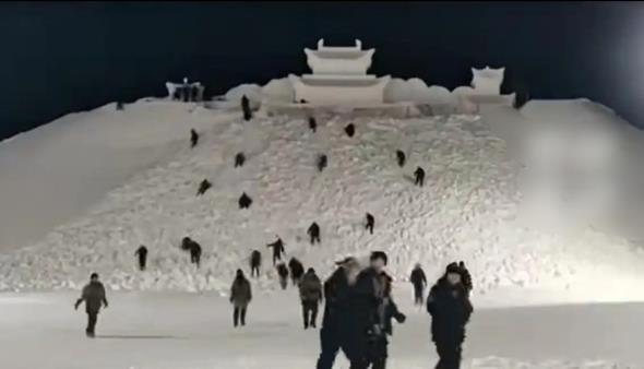 长白山巨型雪雕“云顶天宫”收工