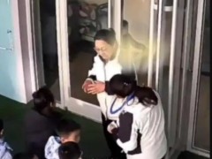 萌娃扔呼啦圈精准套中老师脖子 老师：你就是套圈套大鹅的高手！