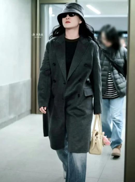 贾玲亮相米兰时装周机场路透 