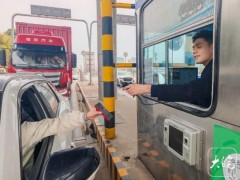 00后高速收费员撞脸多个明星 颜值引热议